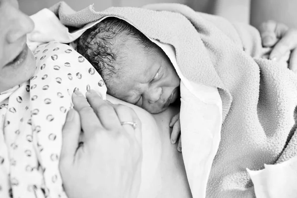 Mamma felice, avendo la sua pelle bambino a pelle primi secondi dopo la nascita — Foto Stock