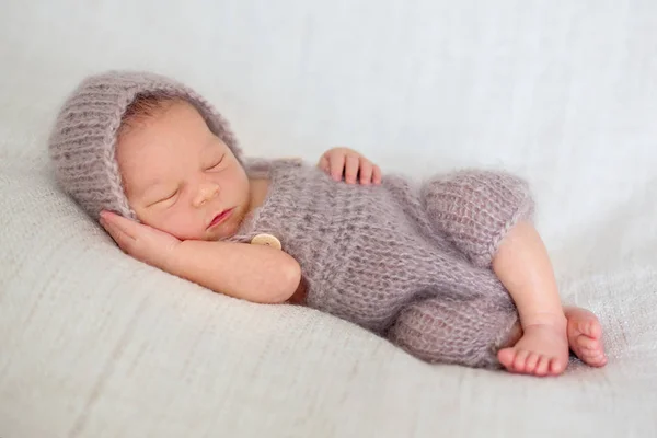 Neugeborener Junge, der glücklich schläft — Stockfoto