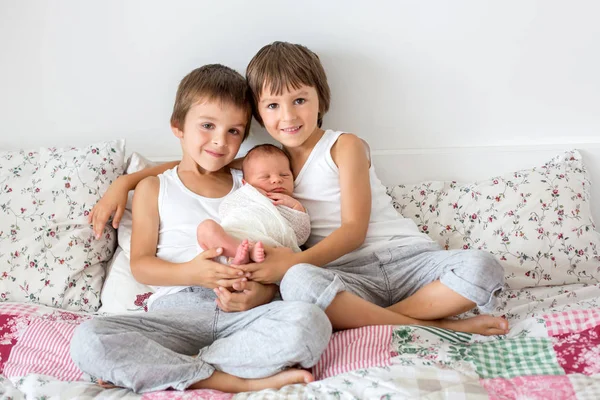 Twee kinderen, peuter en zijn grote broer, knuffelen en zoenen t — Stockfoto