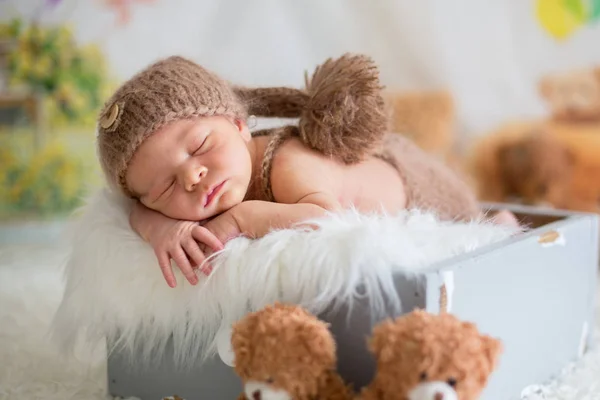 Bonito bebê recém-nascido dorme com um brinquedo — Fotografia de Stock