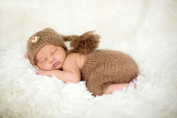 Bonito bebê recém-nascido dorme com um brinquedo — Fotografia de Stock