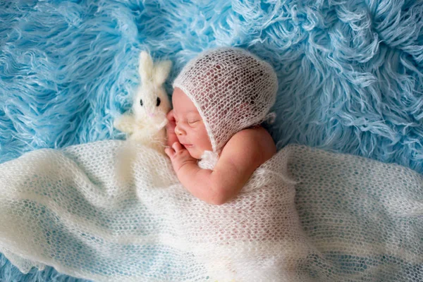 Pequeño niño recién nacido lindo, durmiendo envuelto en una envoltura blanca —  Fotos de Stock