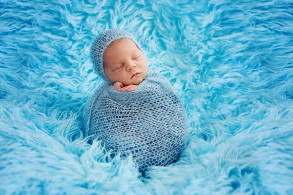 Lindo bebé, durmiendo pacíficamente envuelto en una envoltura azul en un blu —  Fotos de Stock