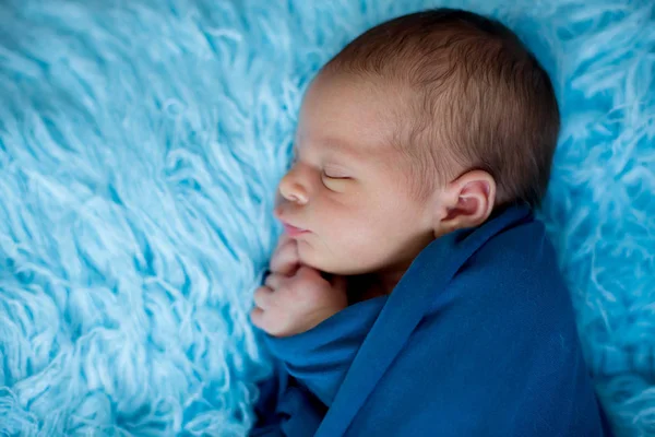 Aranyos kisfiú, békésen alszik csomagolva kék wrap — Stock Fotó