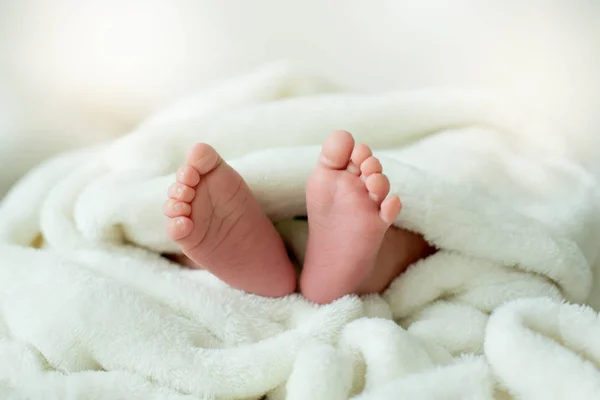 Pequeño niño pies, bebé se acuesta en la cama por la tarde — Foto de Stock