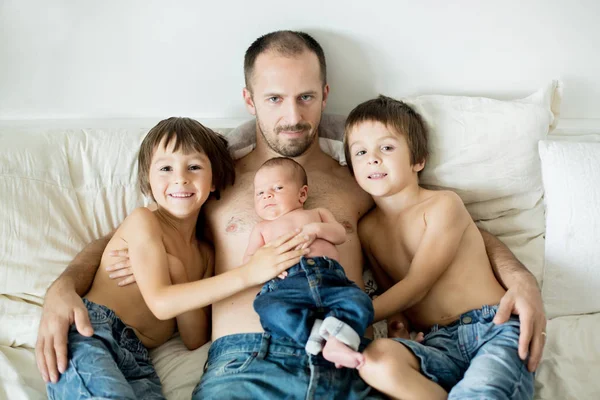 Otec tří chlapců, školka, batole a novorozence baby, Tereza — Stock fotografie
