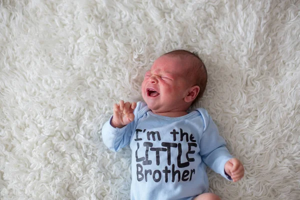 Little newborn baby crying, baby with skin rash — Stock Photo, Image