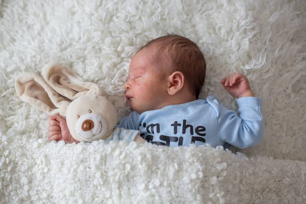 Pequeño bebé recién nacido durmiendo, bebé con sarpullido de ciencia —  Fotos de Stock