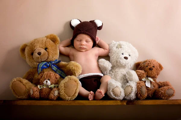 Menino recém-nascido vestindo um chapéu de urso de malha marrom e calças, sle — Fotografia de Stock