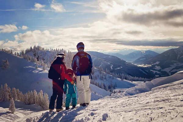 Boldog család a téli ruházat, a ski Resort — Stock Fotó