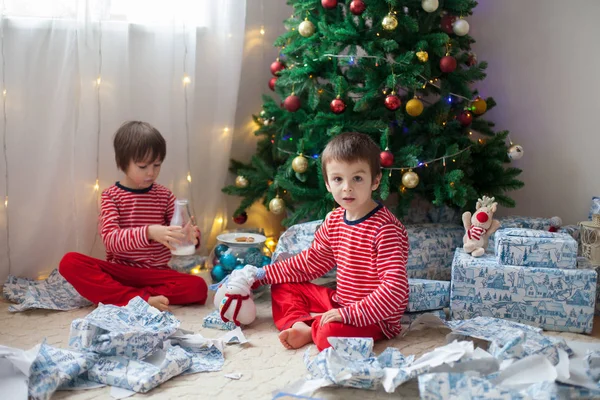 İki tatlı çocuklar, Noel günü açılış sunar — Stok fotoğraf