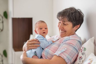 Güzel bebek çocuk Anneannelerin kollarında