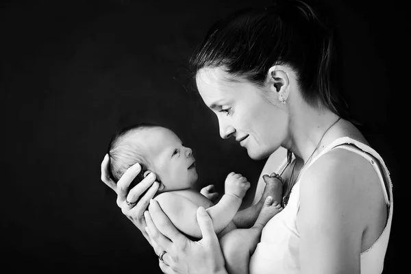 Giovane madre, baciare e abbracciare il suo neonato — Foto Stock