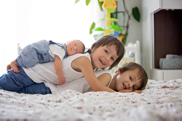 Dos niños, el niño pequeño y su hermano mayor, abrazando y besando t — Foto de Stock