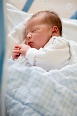 Yeni doğan bebek beşik doğum öncesi hastanede döşeme