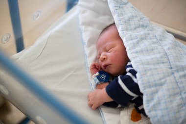 Yeni doğan bebek beşik doğum öncesi hastanede döşeme