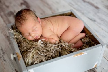 Yeni doğan bebek çocuk, mutlu bir şekilde uyku