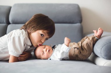 Hassasiyet ile sarılma tatlı okul öncesi çocuk ve bakımı onun biraz