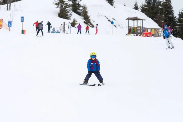 Niño pequeño, esquiando en la pista de nieve en la estación de esquí en Austria — Foto de Stock