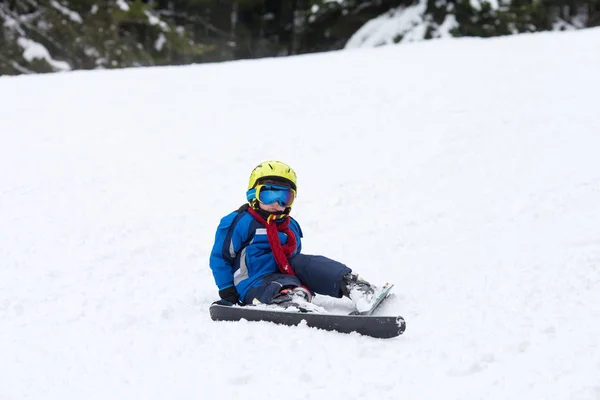 Bambino piccolo, sciare sulla pista da neve in località sciistica in Austria — Foto Stock