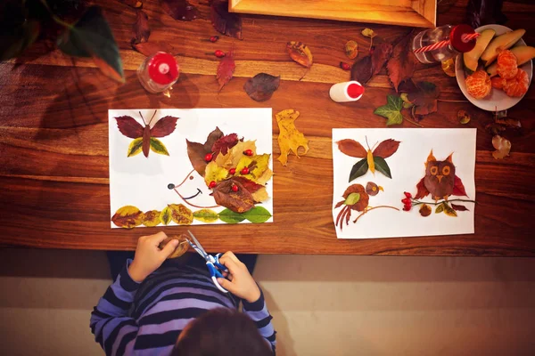 Tatlı çocuk, çocuk sanat tutkal kullanarak yaprakları uygulayarak, bir