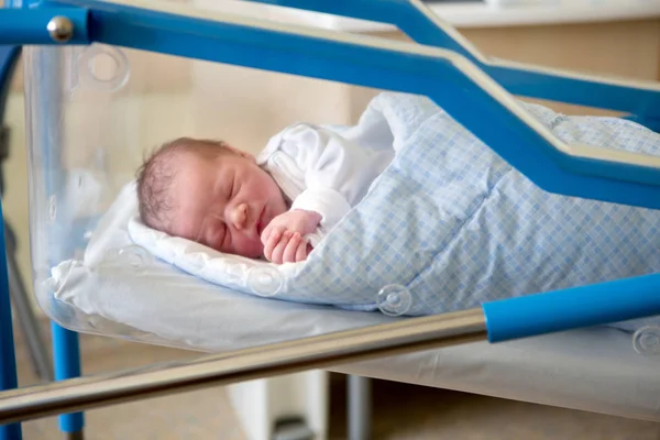 Pasgeboren baby in de wieg in prenatale ziekenhuis te leggen — Stockfoto
