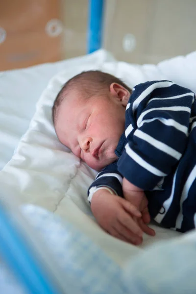 Bebé recién nacido acostado en una cuna en un hospital prenatal — Foto de Stock