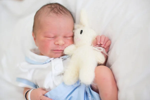 Новонароджена дитина лежить у дитячому ліжечку в пренатальній лікарні — стокове фото