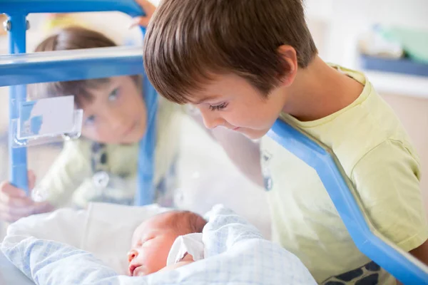Menino recém-nascido bonito, deitado no berço no hospital pré-natal, — Fotografia de Stock