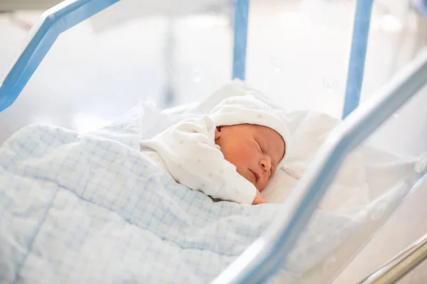 Yeni doğan bebek beşik doğum öncesi hastanede döşeme — Stok fotoğraf