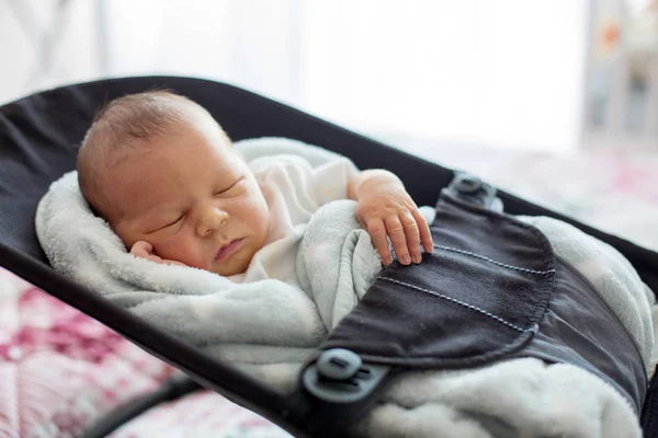 Niedliches neugeborenes Baby, schlafend in einer Schaukel — Stockfoto