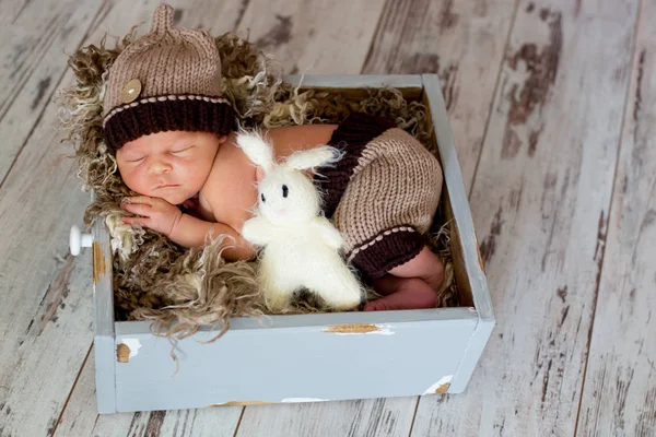 Yeni doğan bebek çocuk, mutlu bir şekilde uyku — Stok fotoğraf