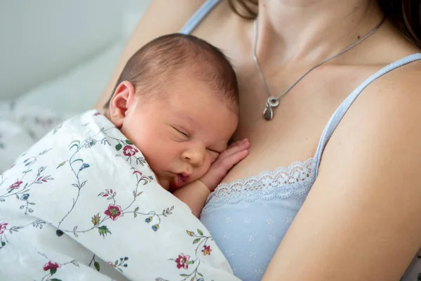 Joven madre acostada en la cama con su bebé recién nacido —  Fotos de Stock