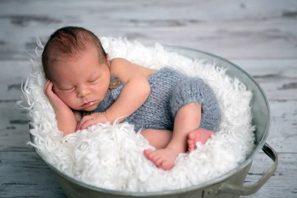 Menino recém-nascido, dormindo em paz em cesta, vestido de malha — Fotografia de Stock