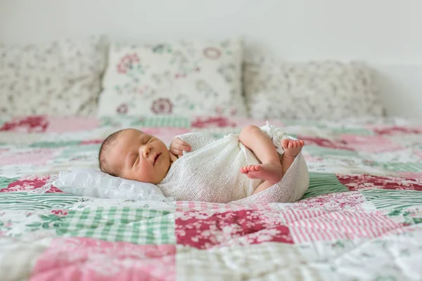 Bellissimo neonato, ampiamente sorridente, avvolto nella fascia, lyi — Foto Stock