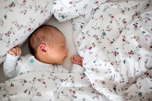 아름 다운 신생아 침대에서 소년입니다. 유아 침대에 누워입니다. 좋음 — 스톡 사진