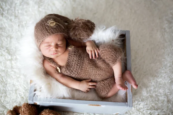 Söta nyfödda sover med en leksaker — Stockfoto