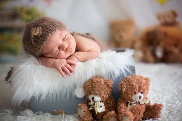 Милый новорожденный ребенок спит с игрушками — стоковое фото