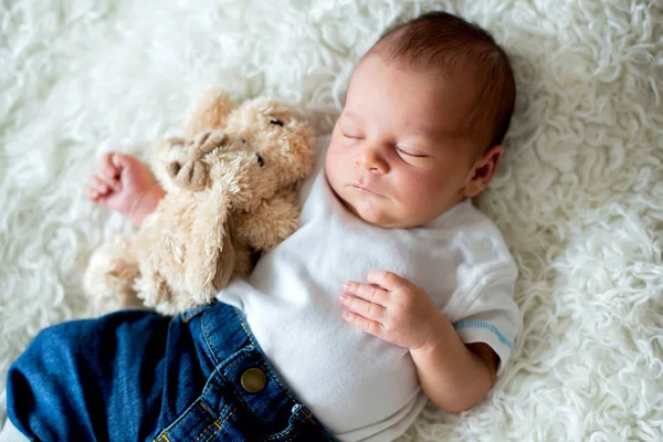 Pequeño bebé recién nacido de moda, durmiendo en la tarde un — Foto de Stock