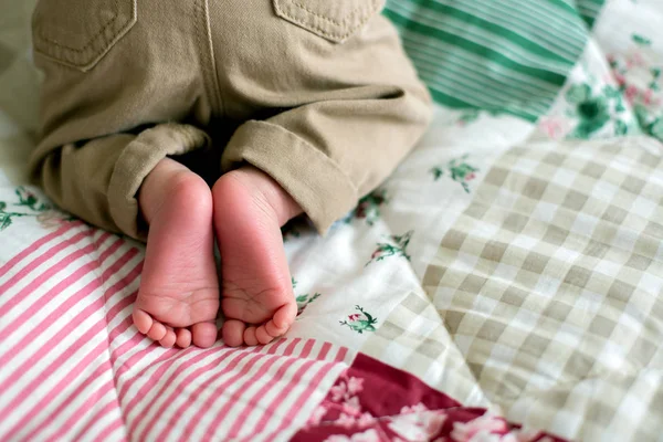 Hermoso bebé recién nacido, vestido como pequeños caballeros , — Foto de Stock