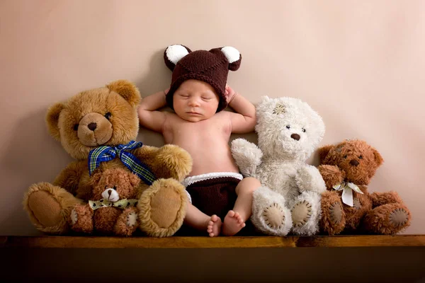 Новорожденный мальчик в шапке и брюках медведя в коричневом трикотаже, шлем — стоковое фото