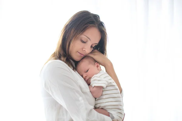 Joven madre, sosteniendo a su bebé recién nacido — Foto de Stock