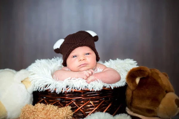 Carino neonato nel cestino con cappello orsacchiotto, guardando — Foto Stock