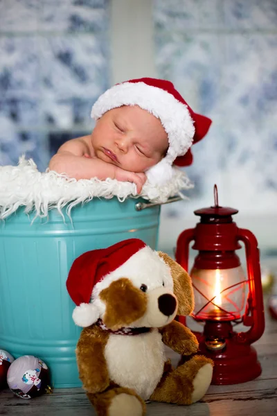Retrato de um menino recém-nascido, eu vestindo chapéu de Natal, dormindo — Fotografia de Stock