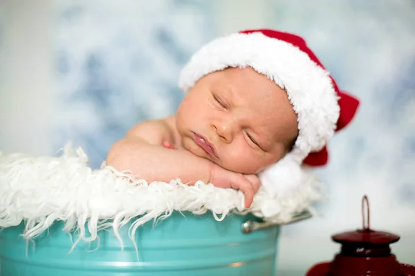 Portret van een pasgeboren babyjongen, l dragen kerstmuts, slapen — Stockfoto