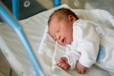 Yeni doğan bebek beşik doğum öncesi hastanede döşeme