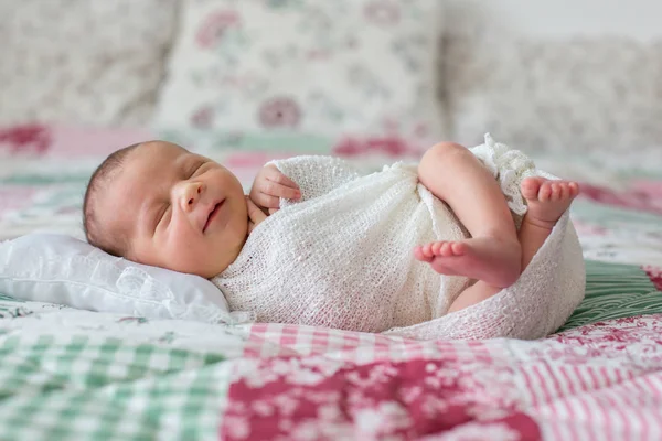 Gyönyörű újszülött fiú, széles körben mosolyogva, betakar, lyi csomagolva — Stock Fotó