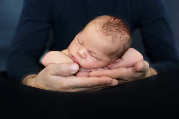 Hermoso niño, durmiendo pacíficamente en las manos de los padres, bebé — Foto de Stock