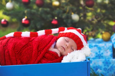 Noel Baba giysili Noel altında yalan yeni doğan bebek portresi 