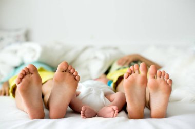 Küçük bebek çocuk ayakları, Bebek uzan yatakta öğleden sonra